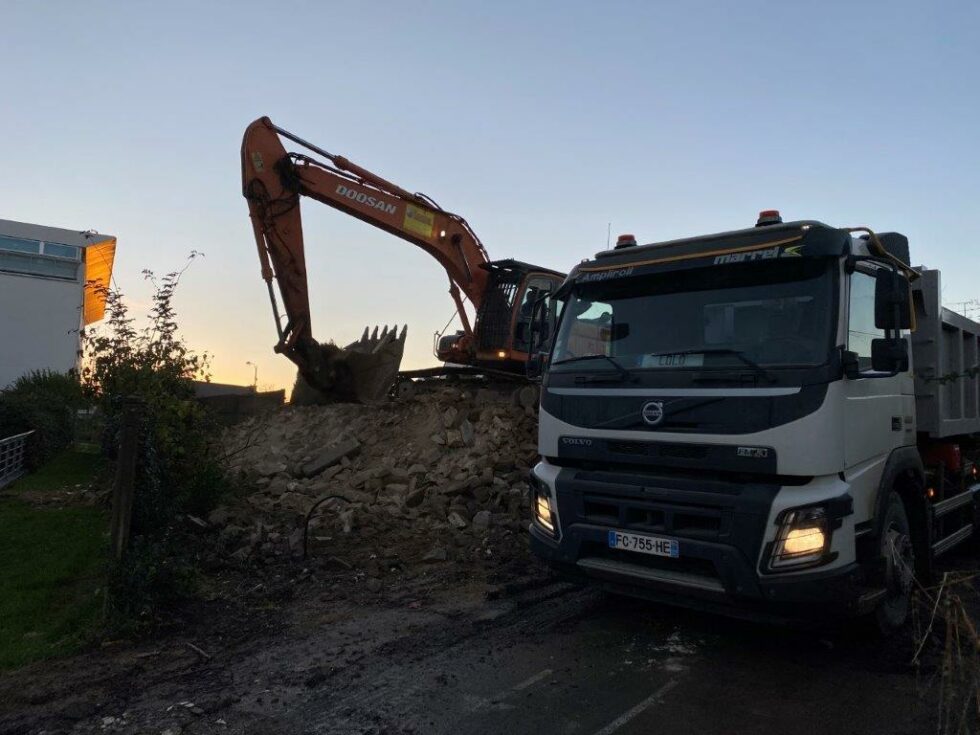 cmaion et tracteur demolition bretagne